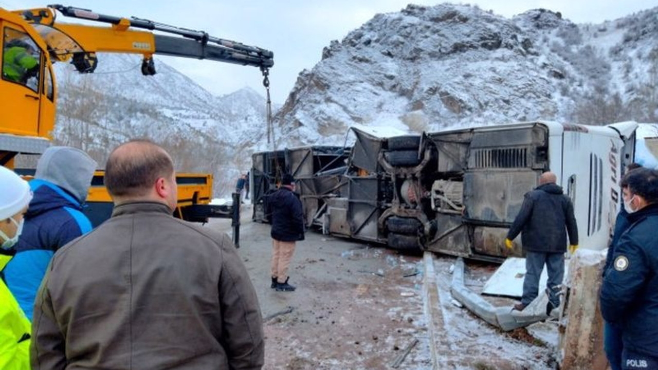 Yolcu otobüsü kaza yaptı: Bir ölü, 27 yaralı