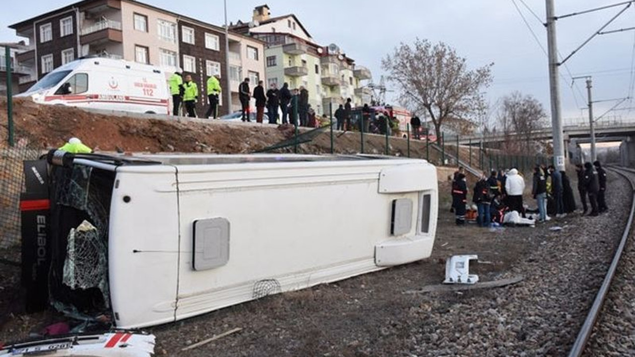 Kırıkkale'de işçi servisi tren yoluna devrildi: Çok sayıda yaralı