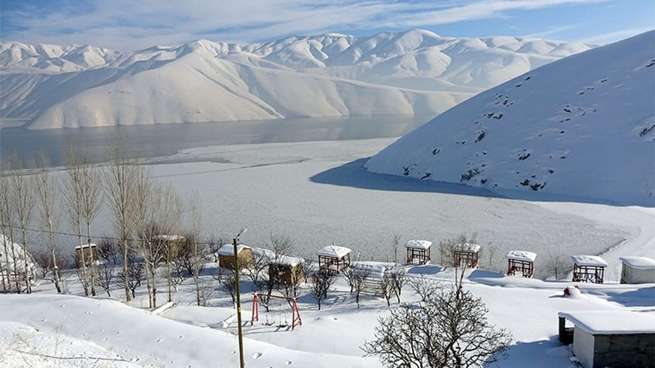 Hakkari'de Dilimli Barajı dondu