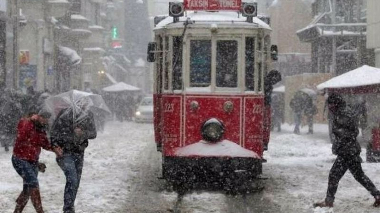 İstanbul'da yoğun kar yağışı nedeniyle mesai saatleri değiştirildi