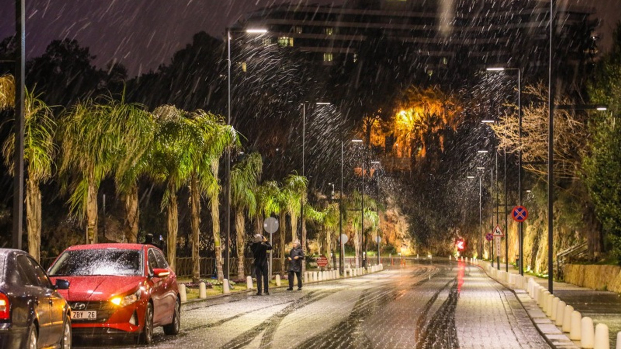 Antalya’ya 29 yıl sonra kar yağdı