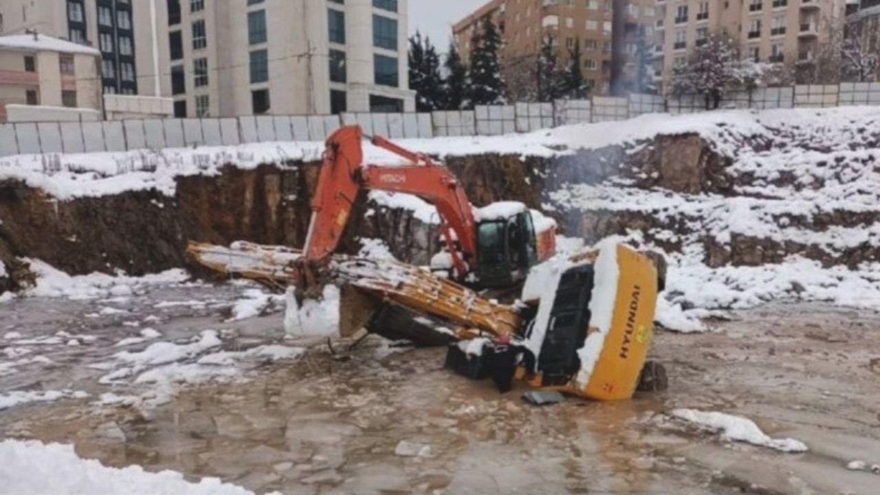 İstanbul’da kepçe suya gömüldü: Operatör yaşamını yitirdi