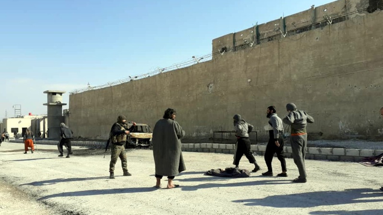 Hesekê’de sıkıştırılan IŞİD'liler teslim olmaya başladı