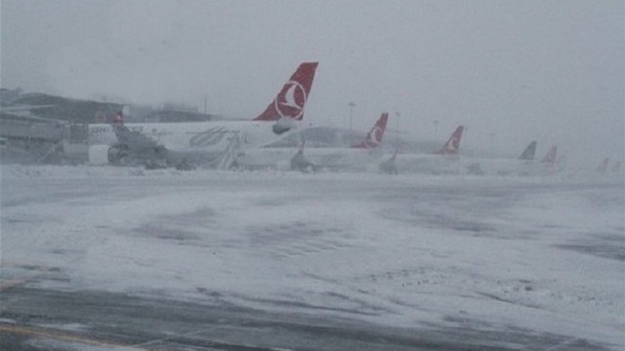 İstanbul Havalimanı'nda mahsur kalanlar anlattı: Otobüsün camını kırarak dışarı çıkabildik