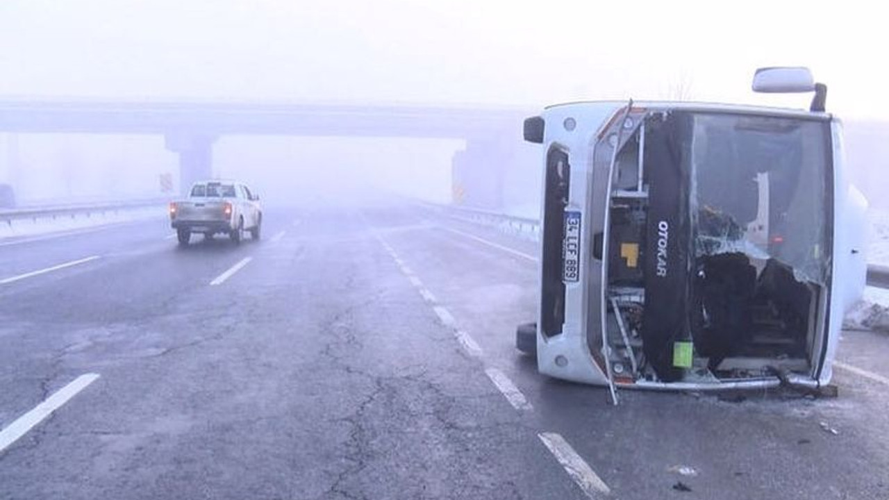 İstanbul'da polisleri taşıyan servis devrildi: 10 yaralı