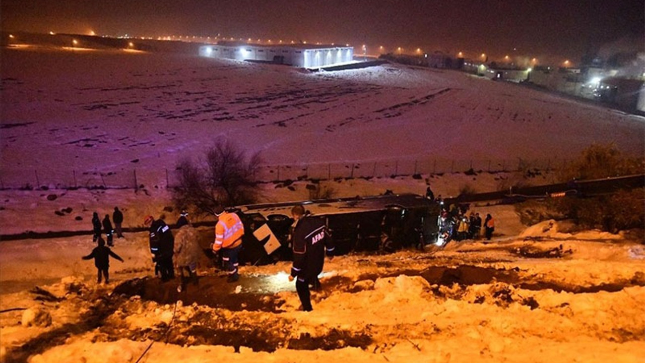 Antep'te yolcu otobüsü devrildi: 28 yaralı