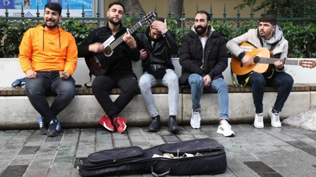 Gözaltına alınan sokak sanatçılarına sözlü ve fiziki şiddet