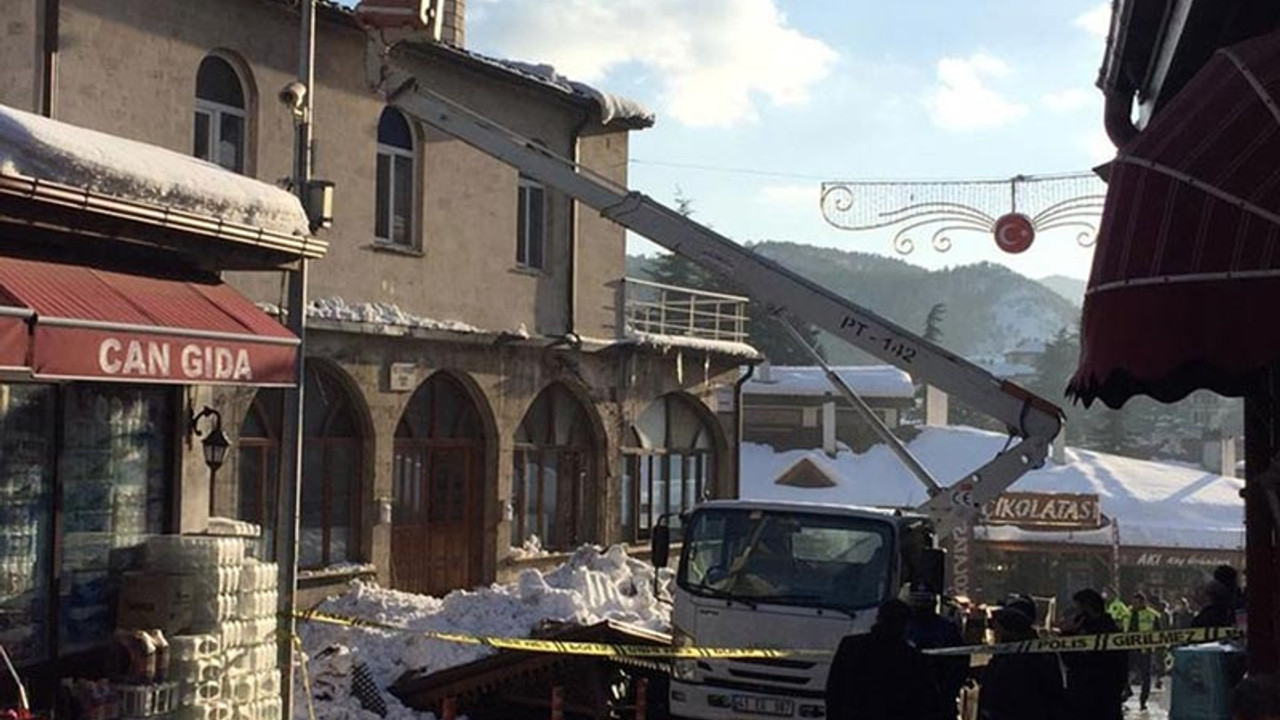 Caminin sundurması namazdan çıkanların üstüne düştü: 5 yaralı