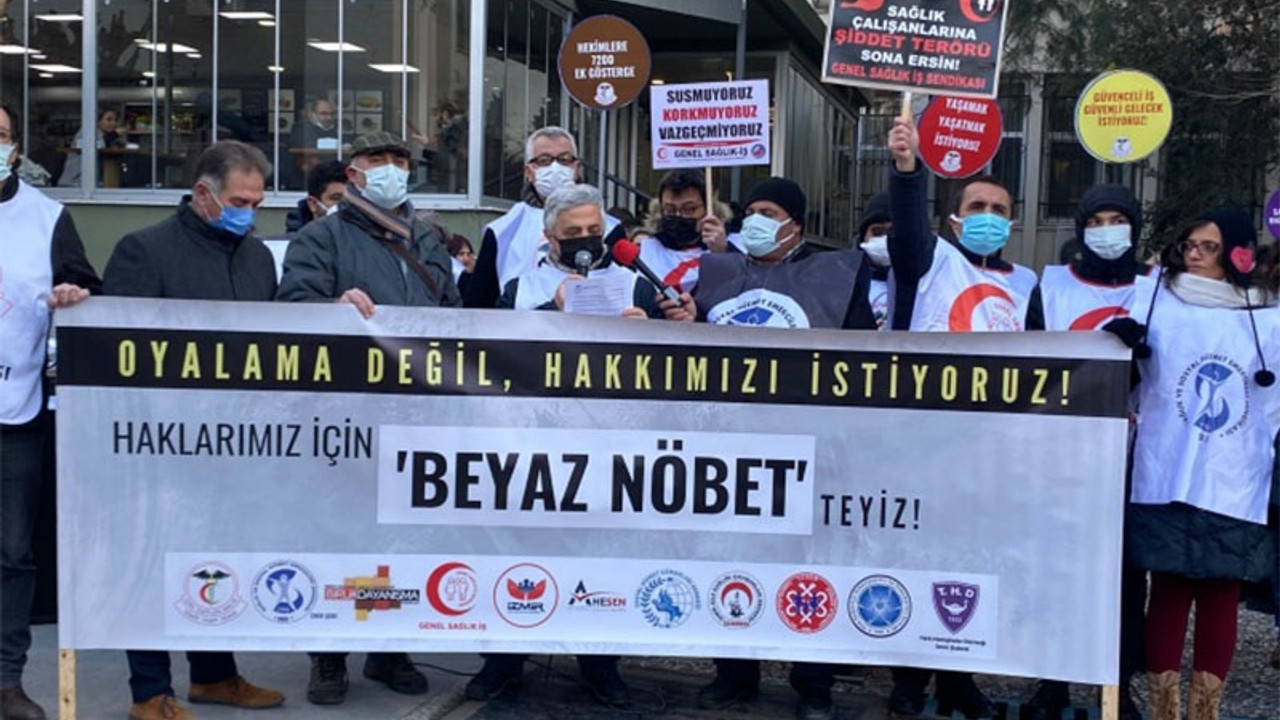 Sağlık çalışanları, 'yasal düzenleme' eylemini sürdürüyor