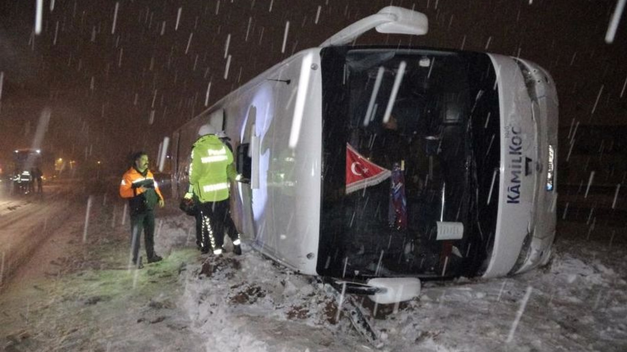 Tokat'ta yolcu otobüsü devrildi: 13 yaralı