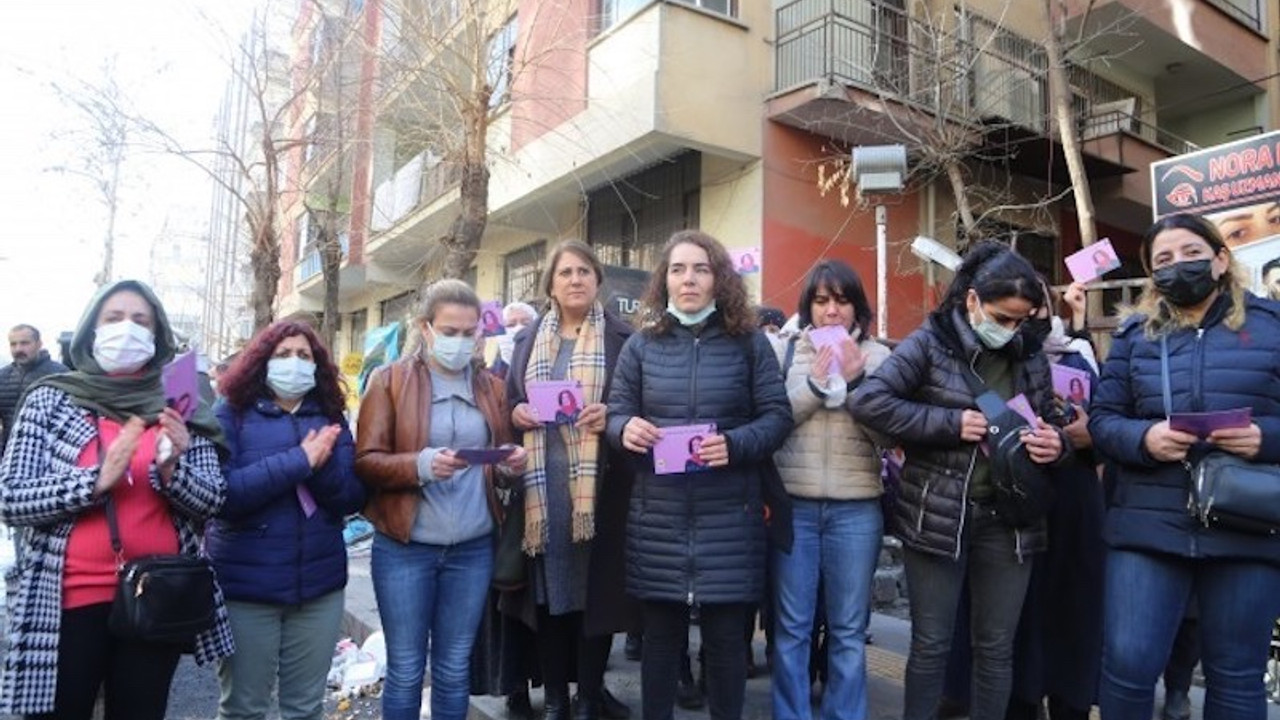 Kadınlardan Aysel Tuğluk'a dayanışma kartı