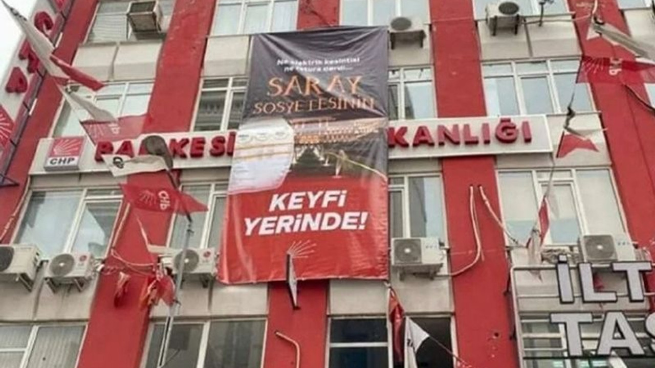 CHP’nin afişi ‘Cumhurbaşkanı’na hakaret’ gerekçesiyle toplatıldı