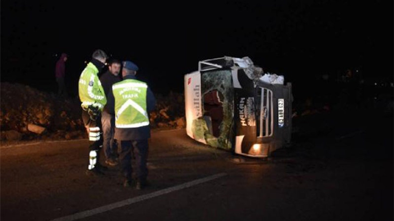 Urfa'da otomobil ile minibüs çarpıştı: 13 yaralı