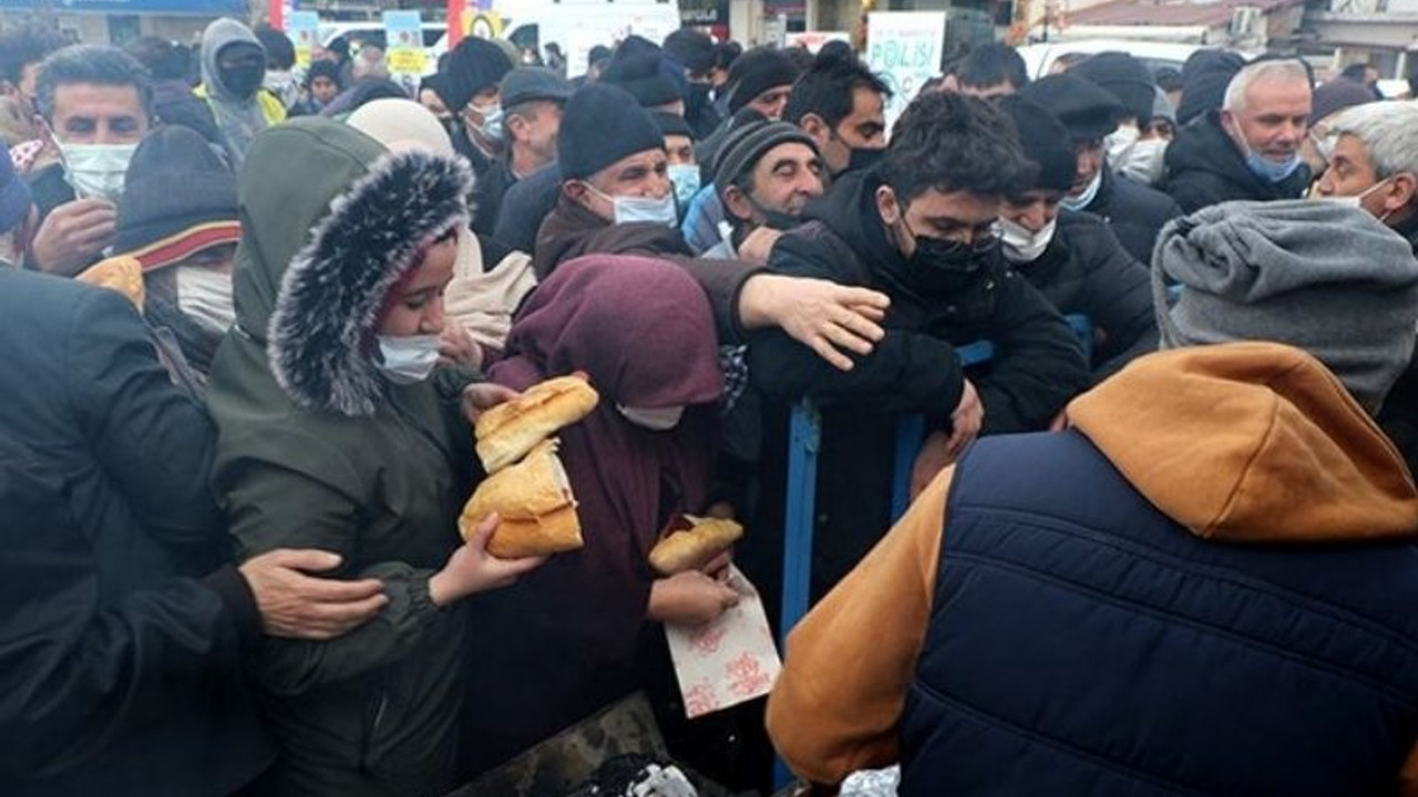 Erzincan'da bedava sucuk ekmek izdihama neden oldu