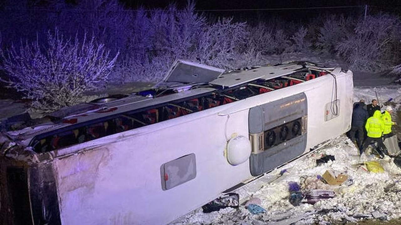 Afyonkarahisar'da yolcu otobüsü devrildi: 15 yaralı