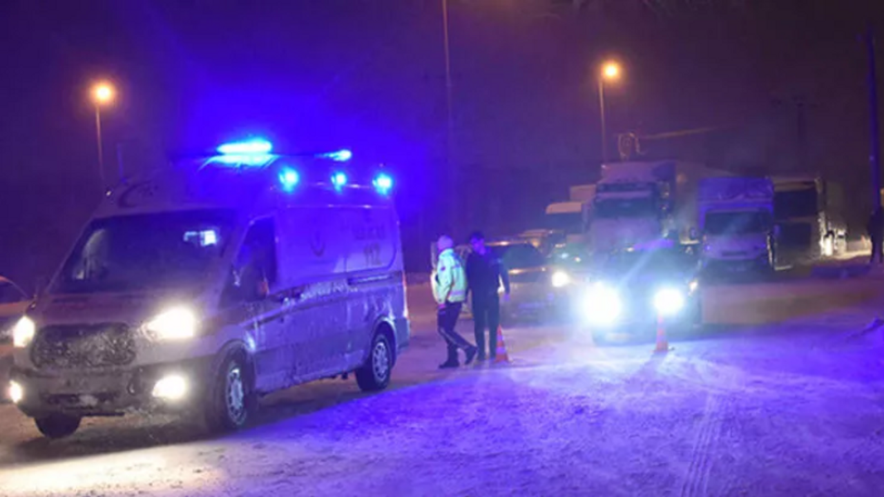 Konya'da kar nedeniyle komşu illerle kara yolu bağlantısı kesildi