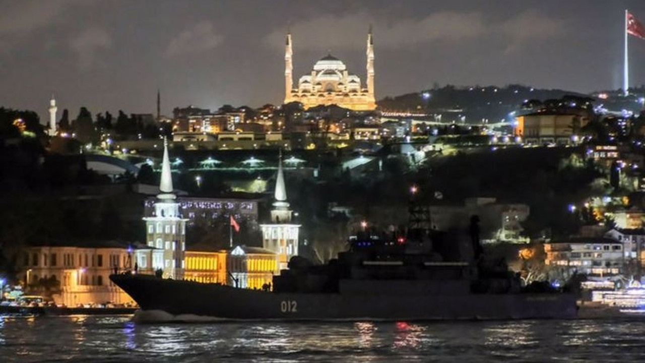 Rus savaş gemileri İstanbul Boğazı'ndan Karadeniz'e geçti