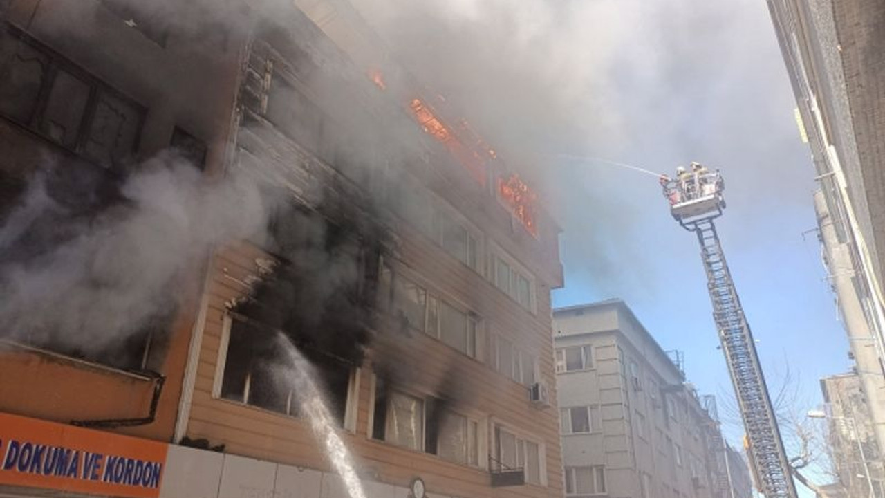 İstanbul'da tekstil malzemesi üreten iş yerinde yangın: Altı yaralı