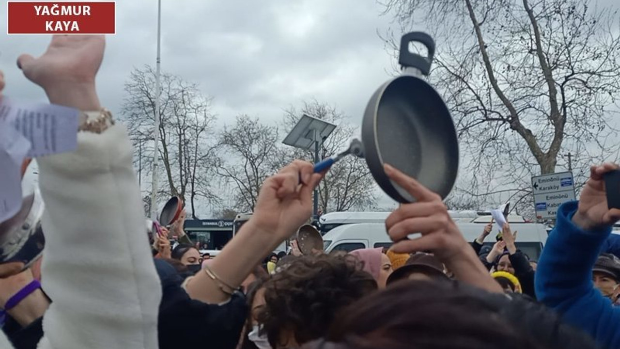 Kadıköy'de kadınlardan tencere tavalı ekonomik kriz protestosu