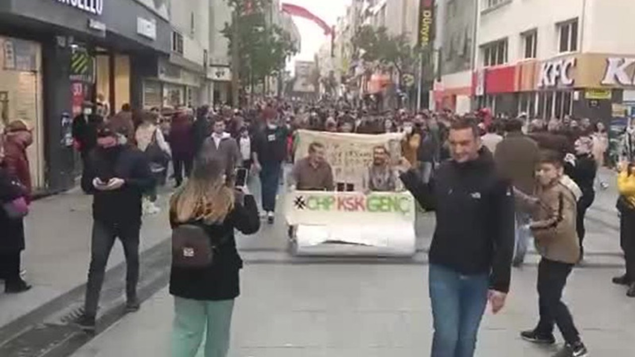 Akaryakıt zamlarını 'taş devri' arabasıyla protesto ettiler