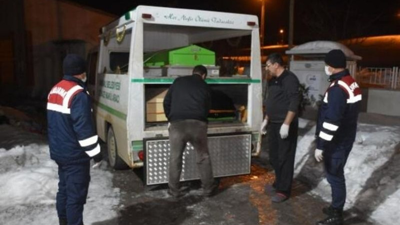 Baba evde parçalanmış, oğlu ise bahçede donmuş halde ölü bulundu