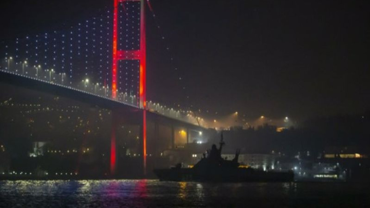 Rus askeri gemisi İstanbul Boğazı'ndan geçerek Karadeniz'e açıldı