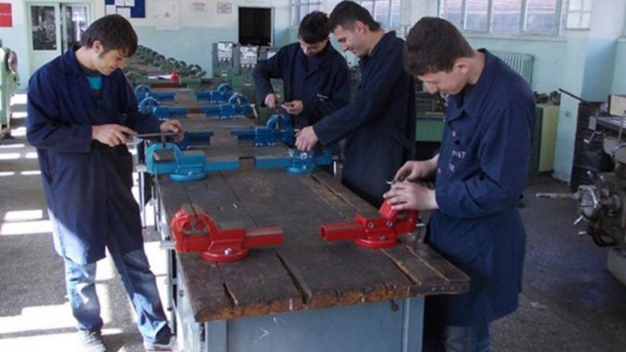 Eğitim Sen: Meslek lisesi öğrencileri 'staj' adı altında 'ucuz iş gücü' olarak çalıştırılıyor