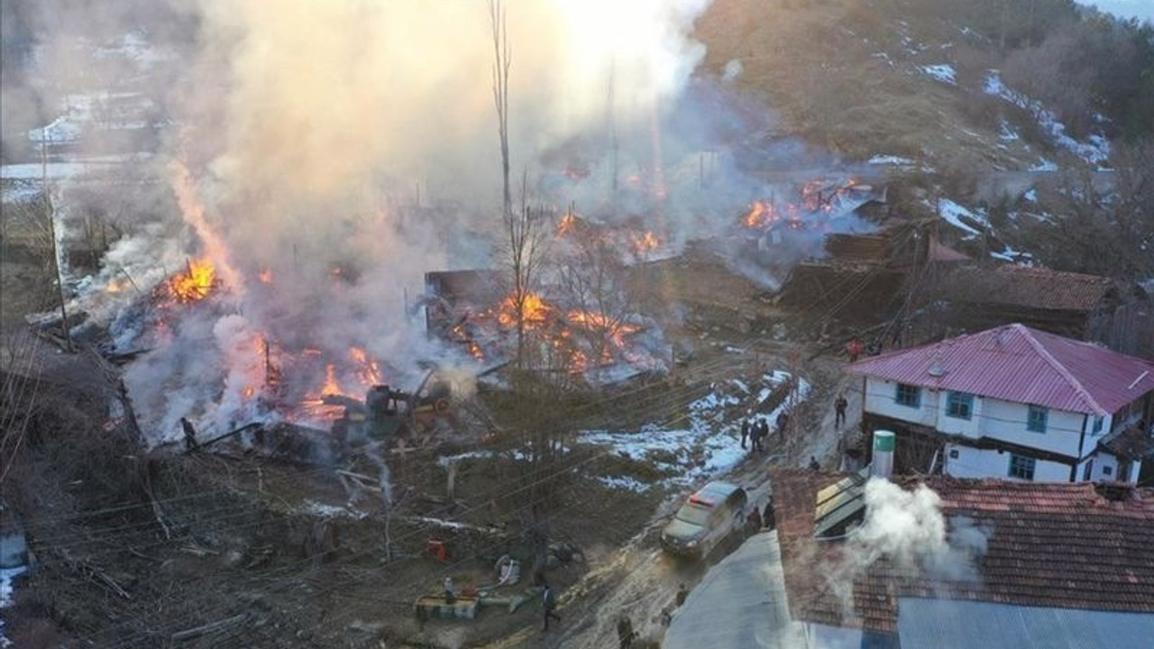 Kastamonu'da yangın: 15 ev tamamen yandı