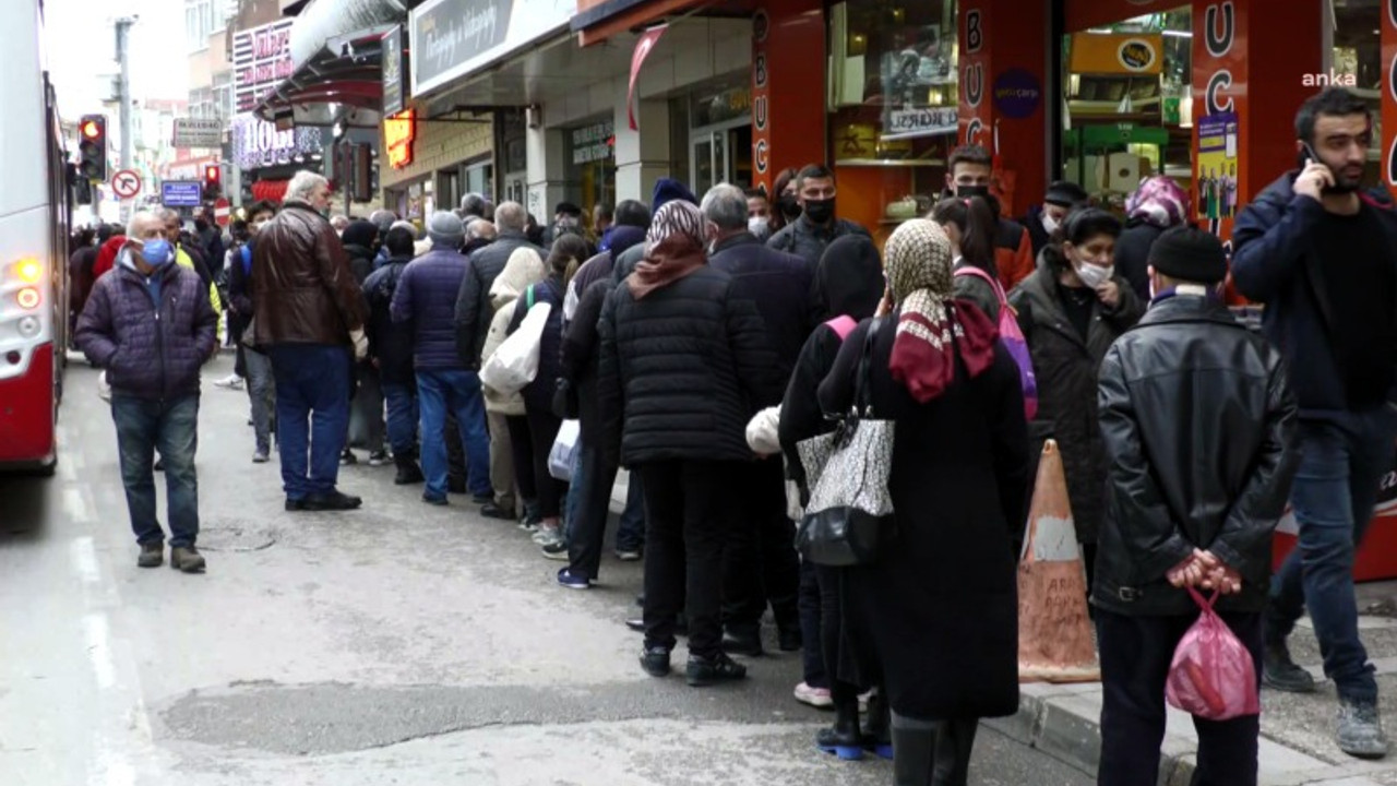 İzmir'de 'askıda ekmek' kuyruğu