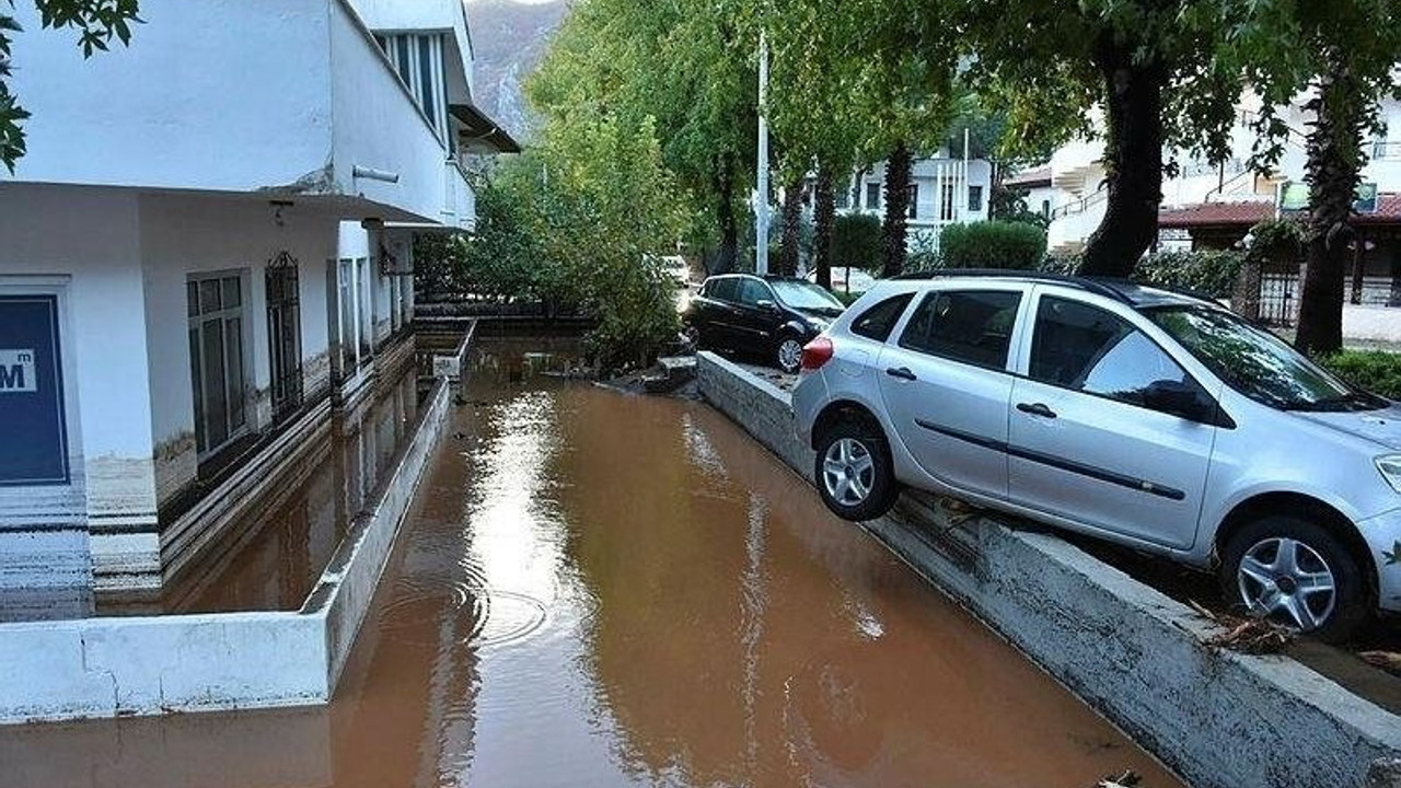 Marmaris'te sağanak: Yanmış ormanlık alandan inen su, sele neden oldu