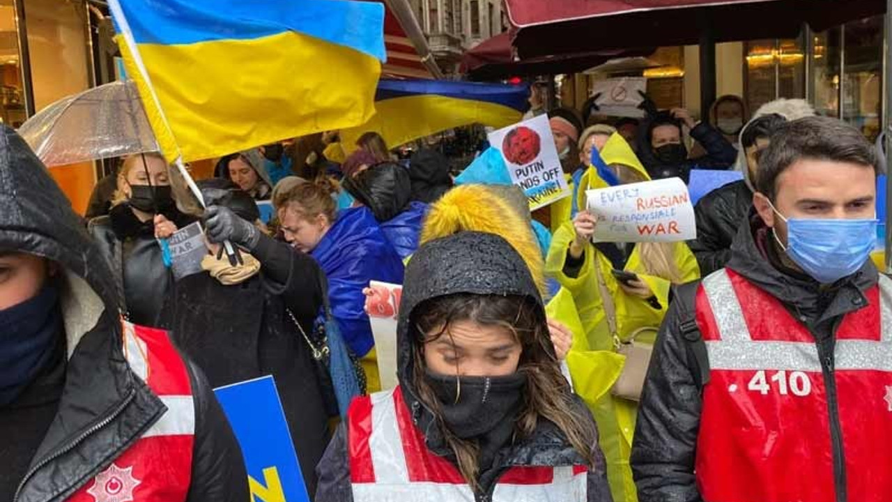 Rusya Başkonsolosluğu önünde protesto: Bu savaş hepimizi yakar, lütfen sesimizi duyun