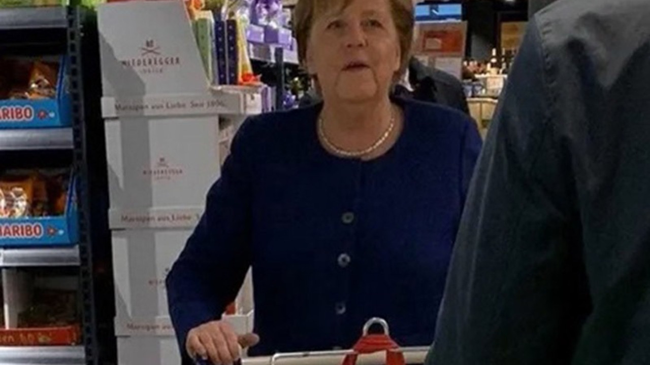 Merkel'in cüzdanının çalındığı iddia edildi