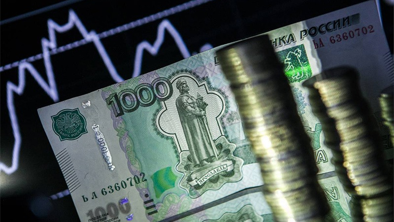 Ruble offshore işlemlerde çakıldı, Rusya Merkez Bankası'ndan faiz artışı geldi