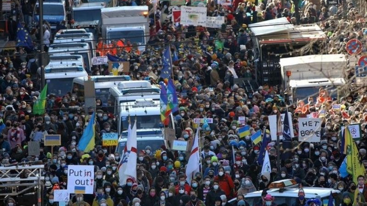 Köln karnavalında bu kez barış çağrıları yankılandı: Putin out!