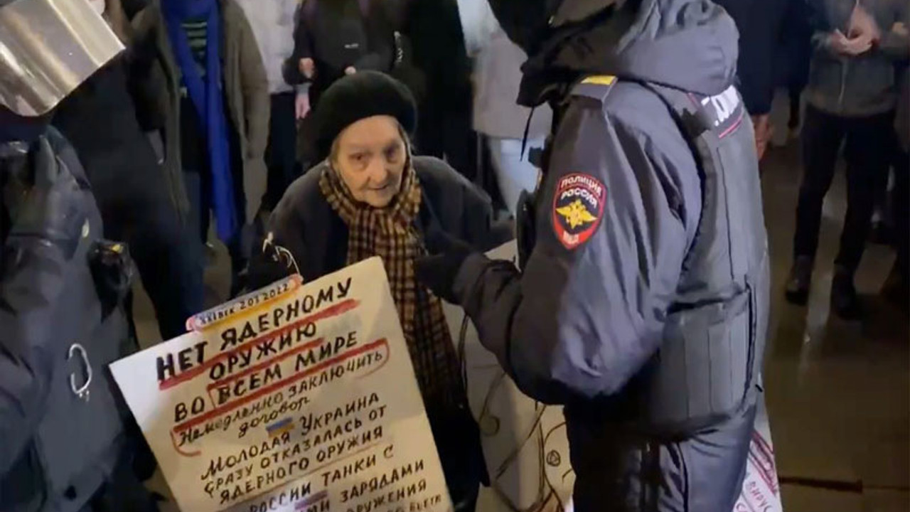 Leningrad'da Nazi işgalinden sağ kurtulan 77 yaşındaki protestocu gözaltına alındı