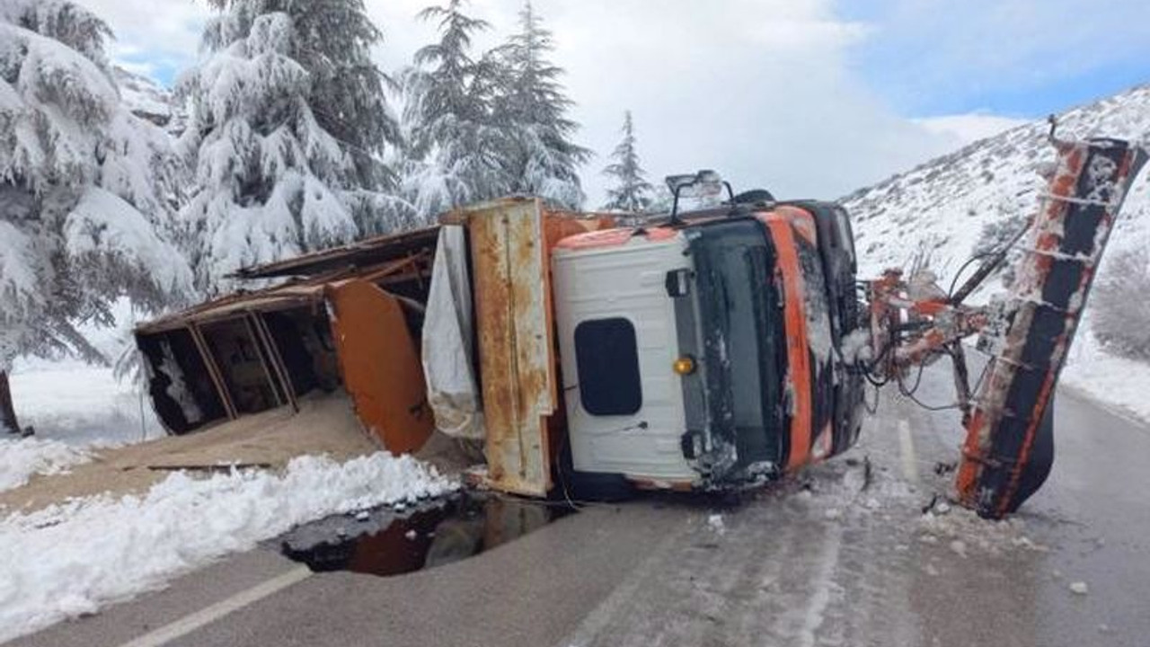 Isparta'da kar küreme aracı devrildi: 2 yaralı