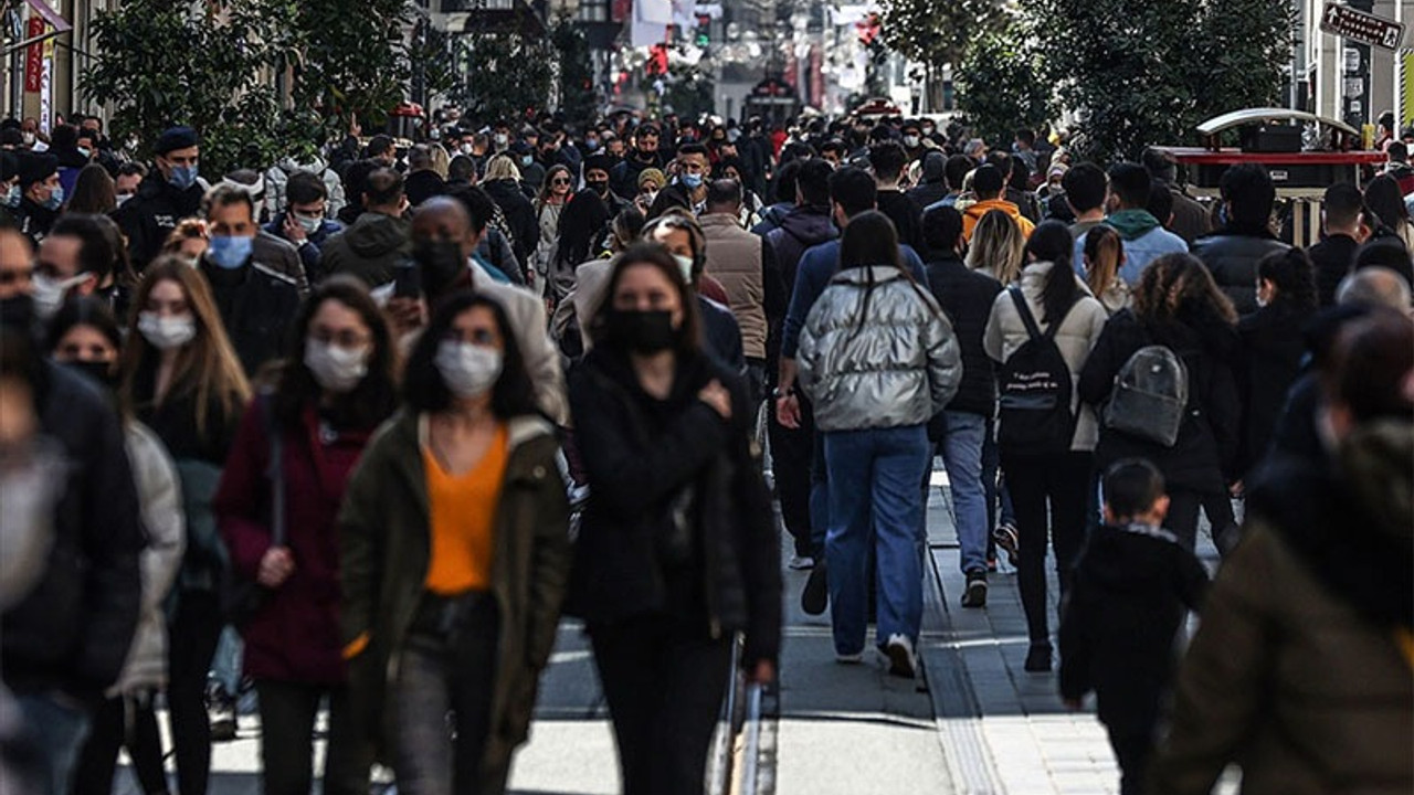 Enfeksiyon hastalıkları uzmanı uyardı: Maskeleri hayatımızdan çıkarmayalım