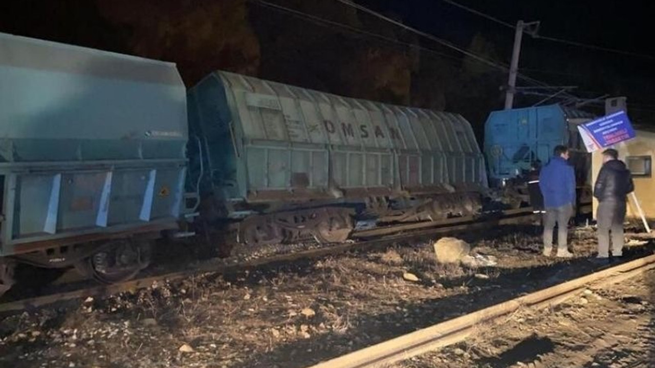 Demir cevheri yüklü 7 vagon devrildi; tren yolu ulaşıma kapatıldı