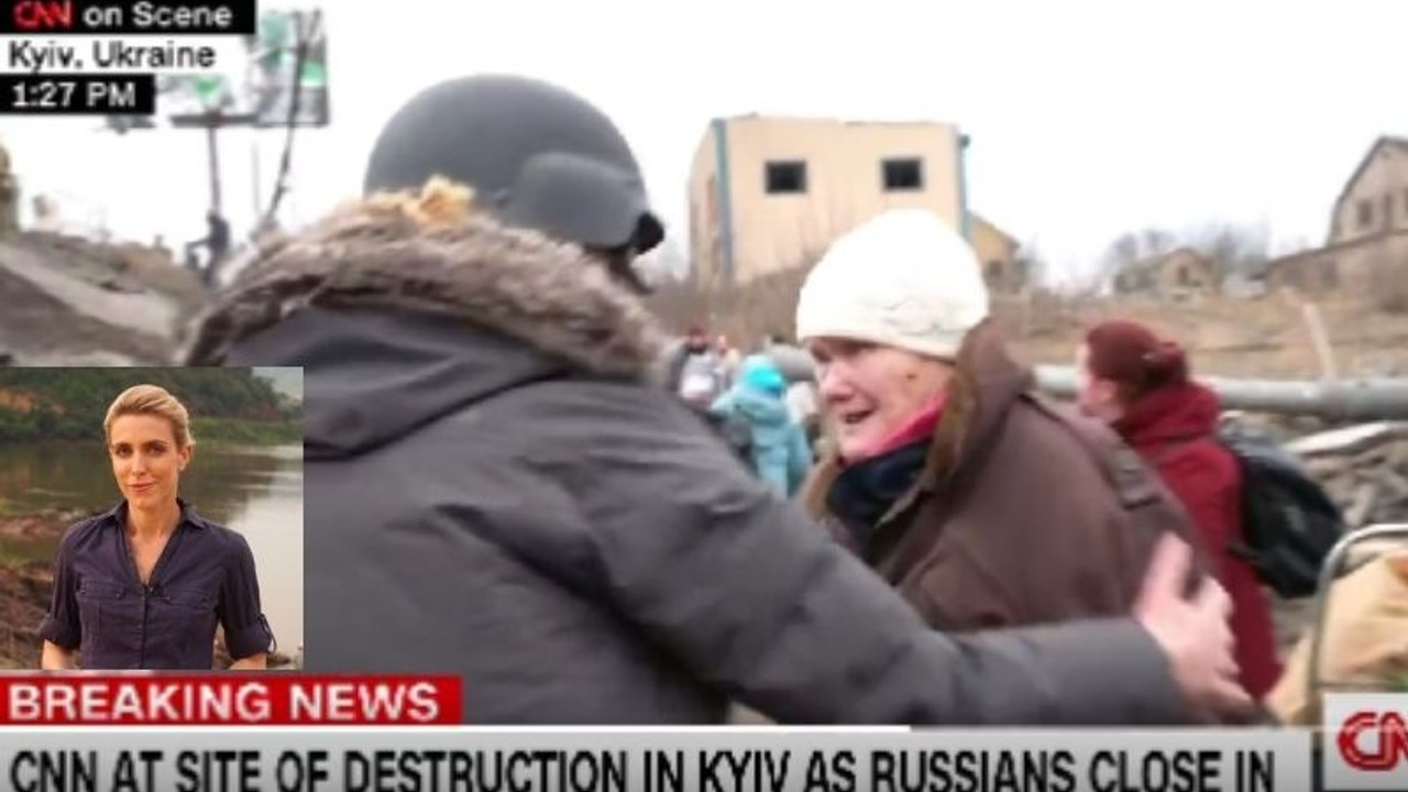 CNN muhabiri yaşlı kadına yardım etmek için yayına ara verdi