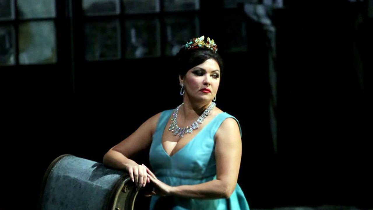 Rus soprano Anna Netrebko, New York Metropolitan Operası tarafından görevden alındı