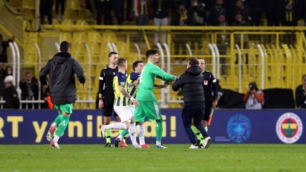 Fenerbahçe-Trabzonspor maçında taraftar hakeme saldırmak istedi