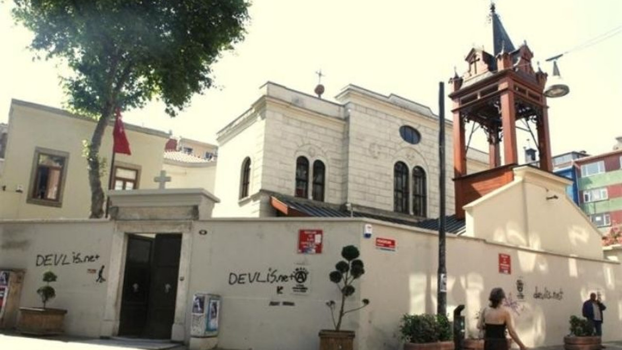 Kadıköy'de kilise kapısı üstünde dans edenler beraat etti