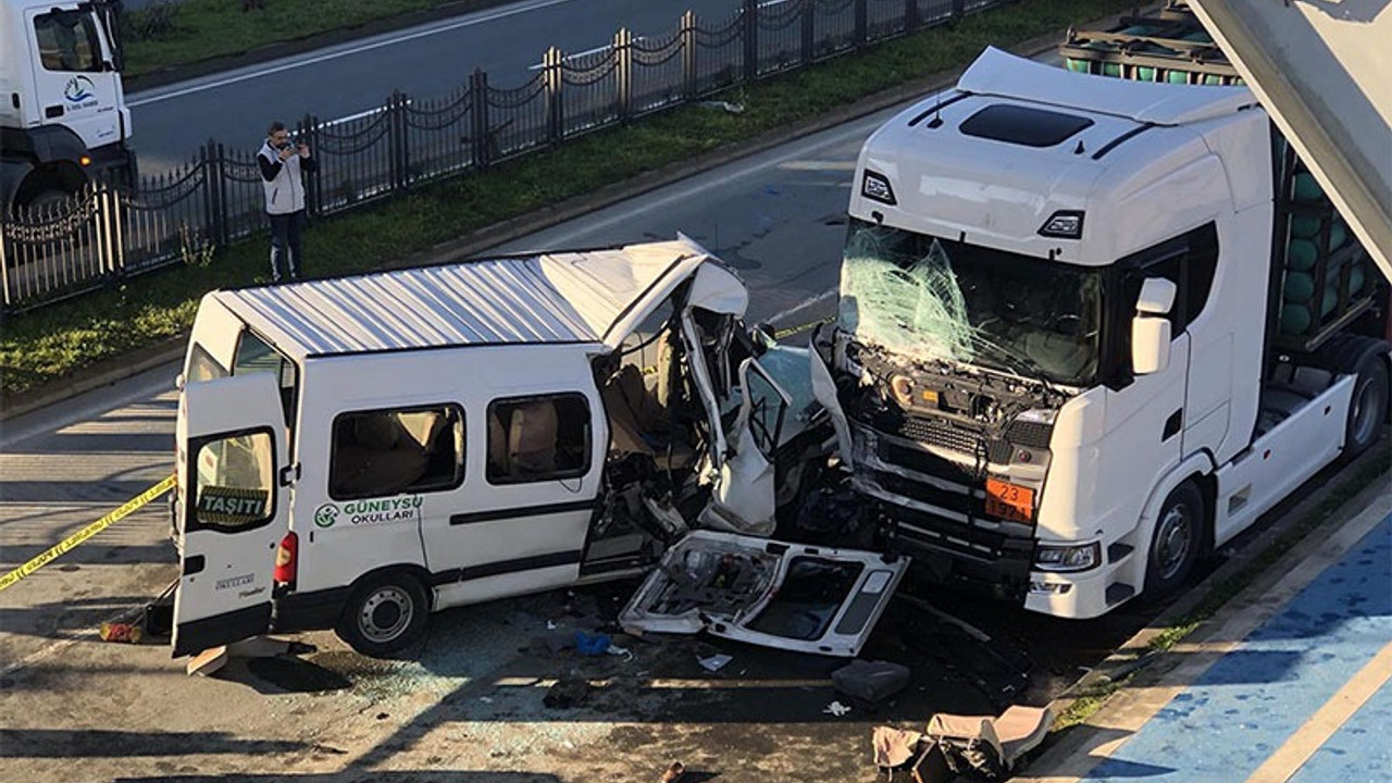 Rize'de okul servisi tıra çarptı: 1 ölü, 13 yaralı