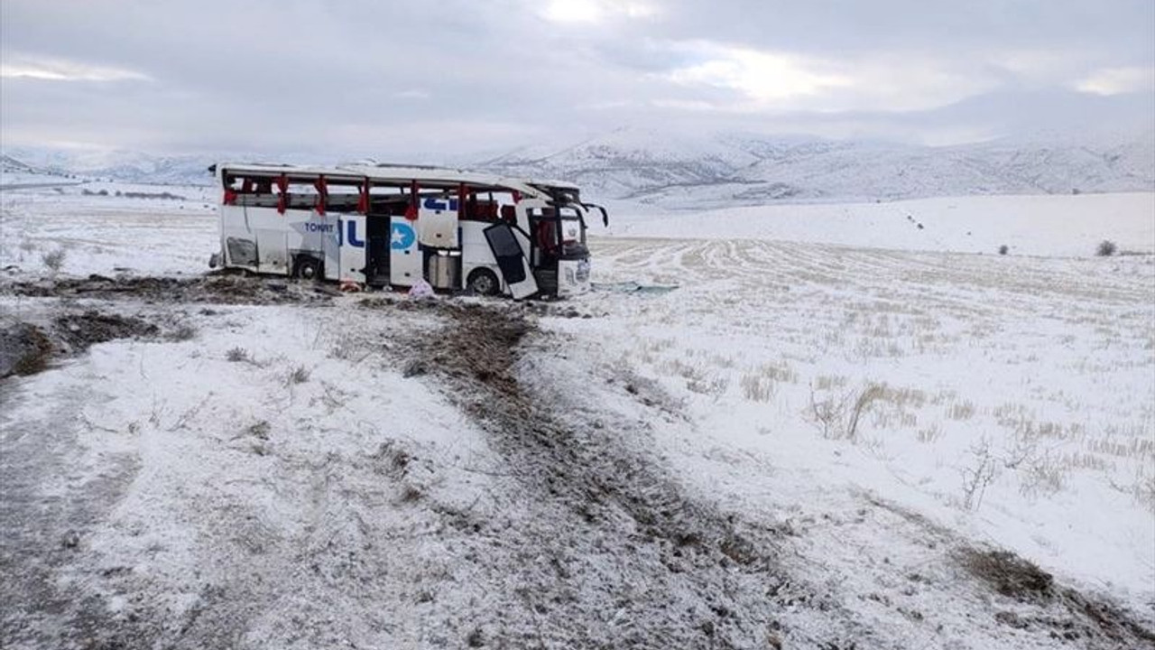 Sivas'ta yolcu otobüsü devrildi: 4'ü ağır 20 yaralı