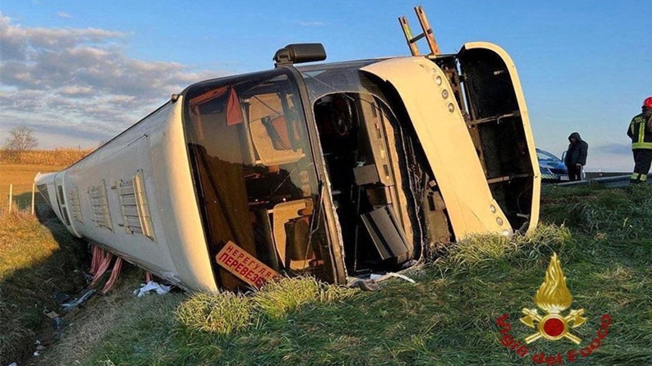 İtalya'da Ukraynalıları taşıyan otobüs devrildi: Bir kadın hayatını kaybetti