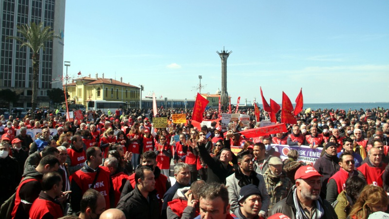 DİSK'ten İzmir'de miting: İşçiler kefen giyip tabut taşıdı