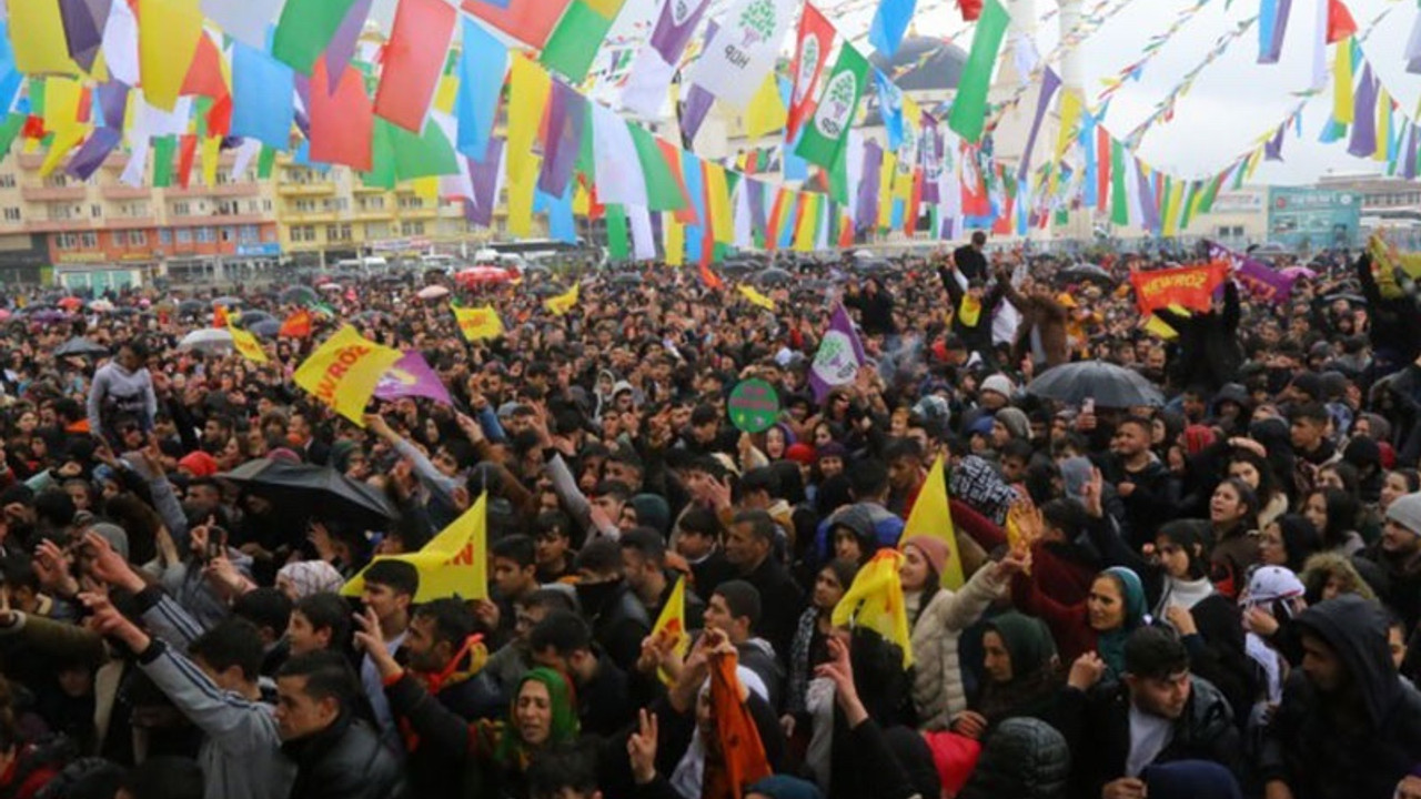 Newroz ateşi yakıldı: Kutlamalar 19 merkezde başladı