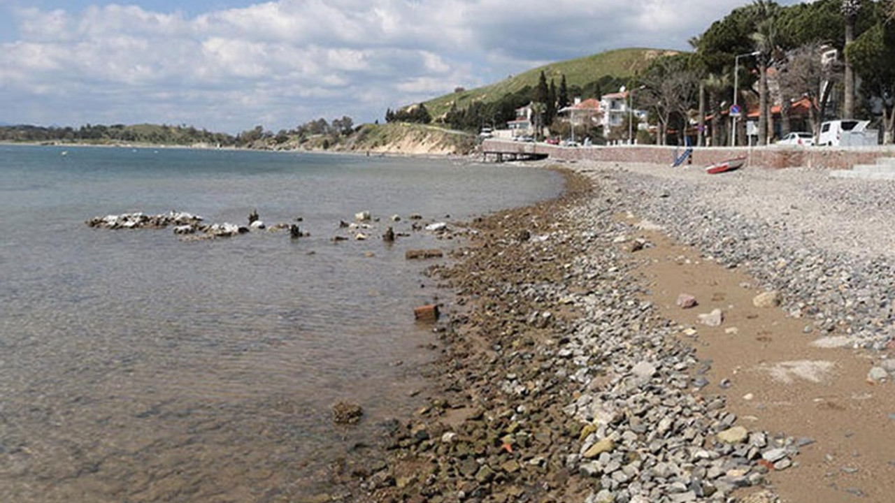 Foça'da deniz 20 metre çekildi