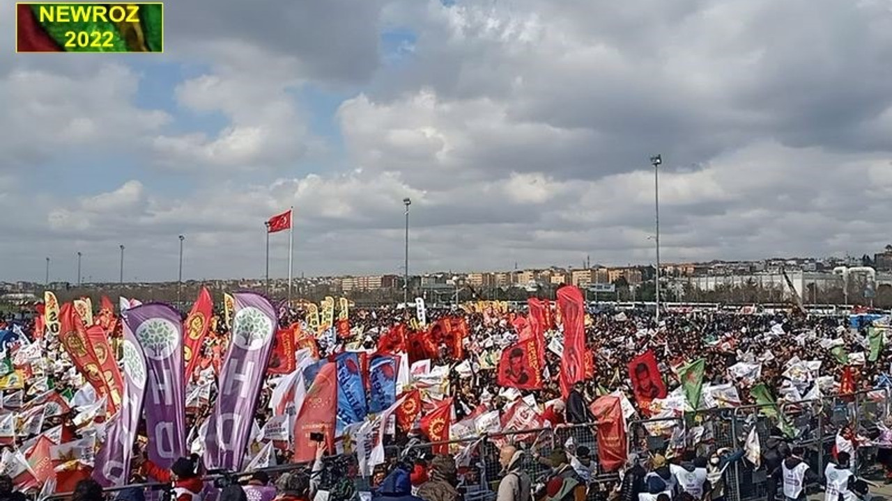 İstanbul'da Newroz ateşini Barış Anneleri yaktı: Savaşı ve işgalleri reddediyoruz