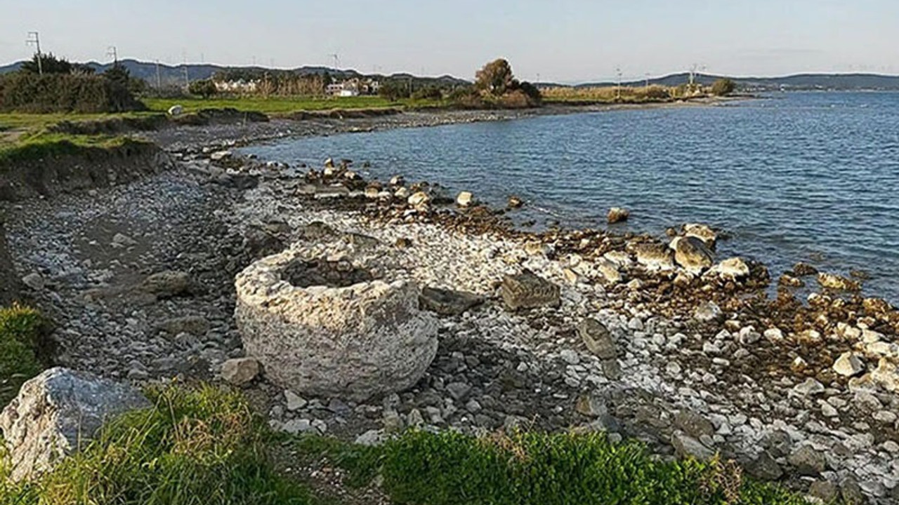 Datça'da deniz çekildi, 2 bin yıllık limanın kalıntıları göründü